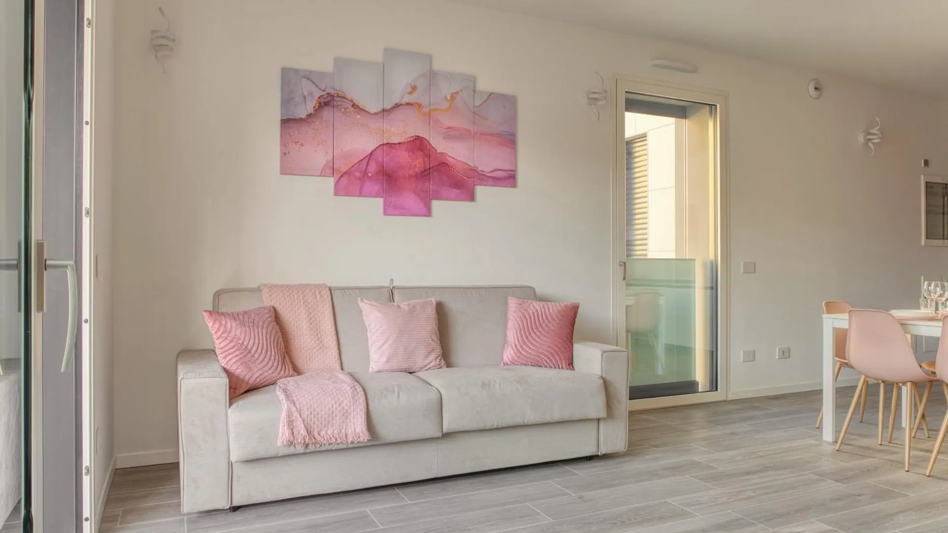 Pink Suite In Financial District 4 Pax Milan Italy