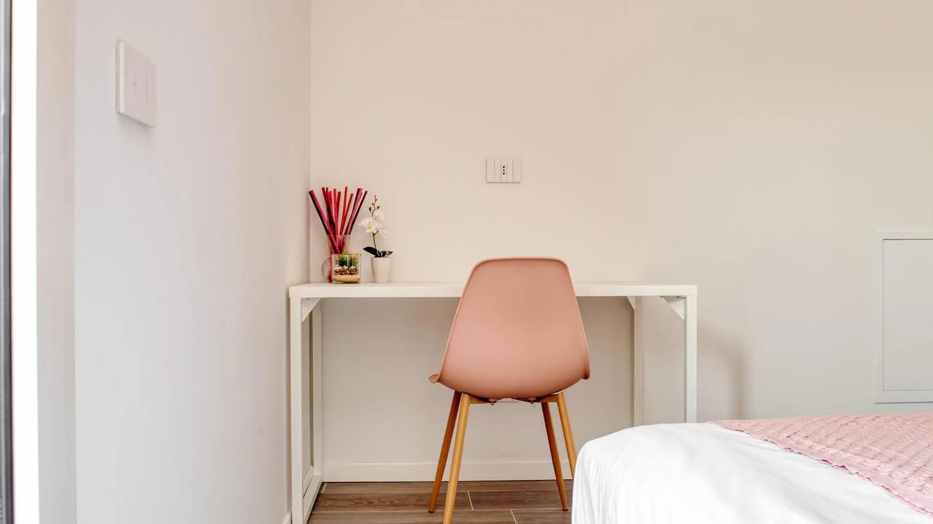 Pink Suite In Financial District 4 Pax Milan