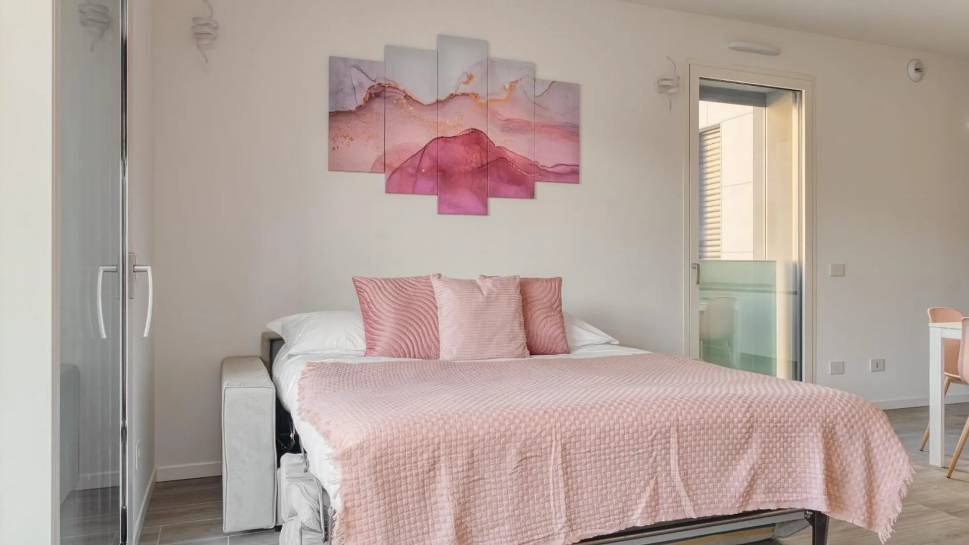 Apartment Pink Suite In Financial District 4 Pax Milan Italy