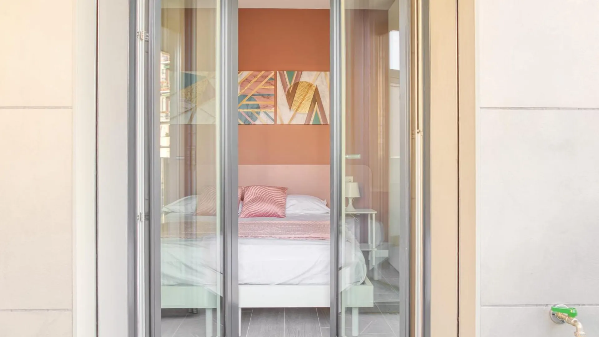 Pink Suite In Financial District 4 Pax Milan 0*,